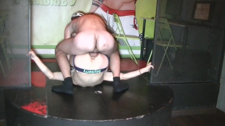 STRAIGHT BOY CURIOUS: Rafa Marco zerżnięta w bar boybeery Madrid przez Abrahama Czarnogóra