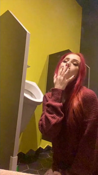 Pisuvarda sigara içiyor