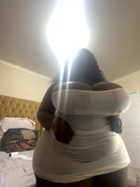 Legendary Booty Overdose: Menunjukkan Tubuh Seksi