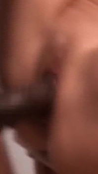 Tante seksi kulit putih ini dientot habis-habisan sama kontol raksasa pria kulit hitam