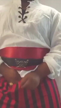 Il cosplayer pirata si masturba!