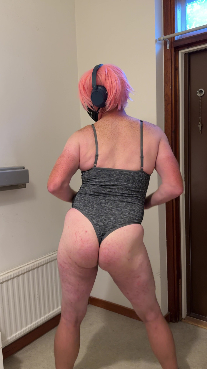 Julia Trans: Trany nalgadas en el culo, bolas y se masturba y...