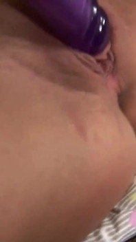 Geile brünette wird mit ihrem lila dildo wild