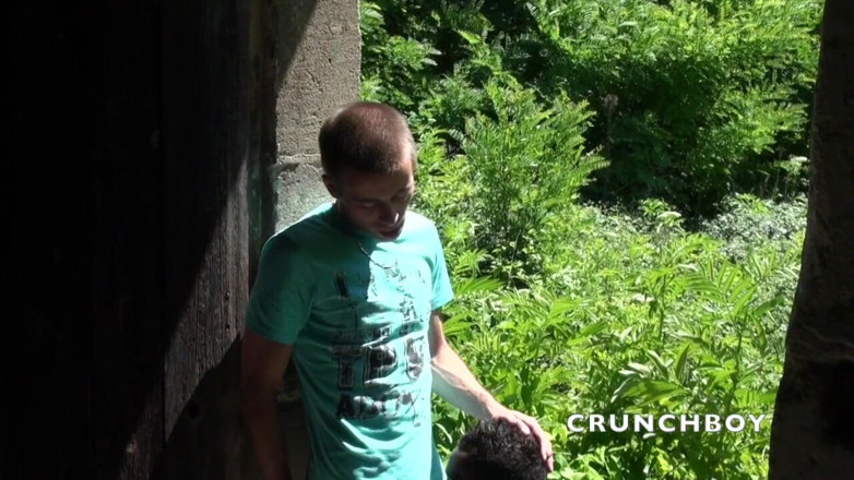 Crunch Boy: 年轻的直接性交黑人在 exhib 户外地方