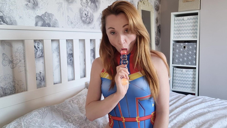 Lily kink: Wonderwoman Vindt Een Didlo