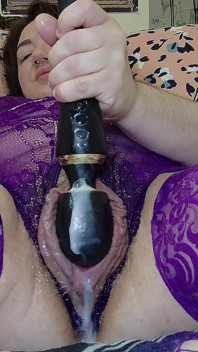 Reazione di masturbazione cremosa della milf senza cavallo in lingerie