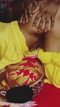 Tasneem, étudiante bangladaise excitée, se fait baiser par son copain