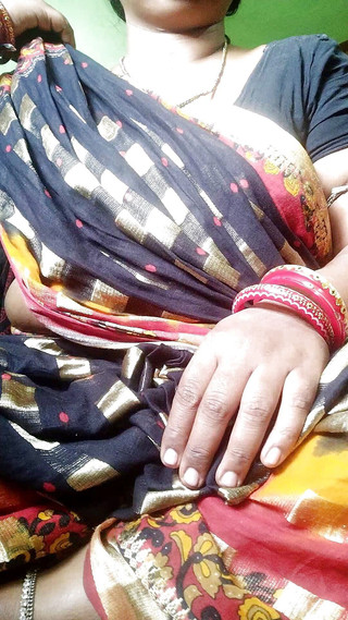 Hot bhabi: Payal bhabi ấn vào bộ ngực của cô ấy