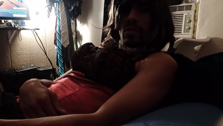 Wicked studios: 赤いランジェリーの女装者