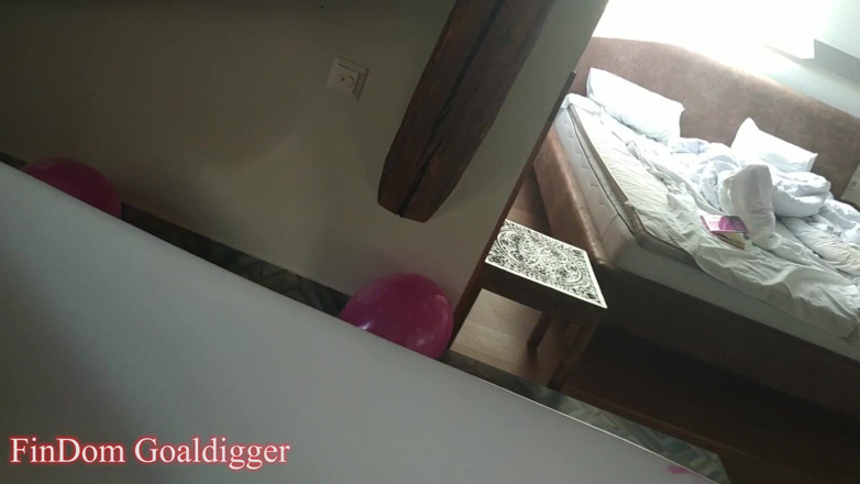 FinDom Goaldigger: Balónky v punčochách v koupelně, nohy
