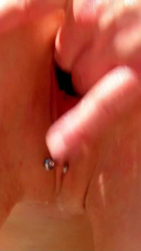Poolboy neukt geile milf Amadea met een condoom buitenshuis