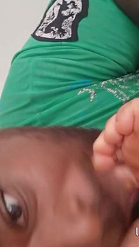 La massaggiatrice si fa succhiare i piedi, la pancia e le tette rosse con il primo footjob di Dia