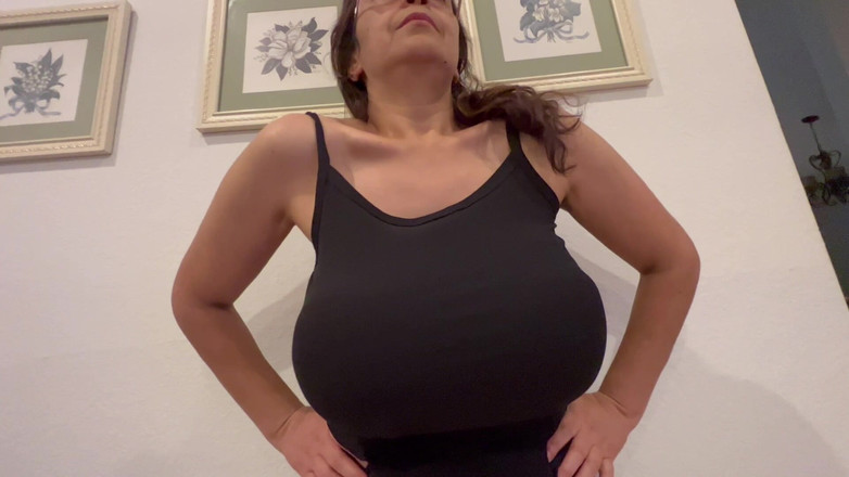 VeeVee Vixen: さまざまなトップスで結ばれたおっぱい