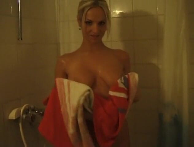 Flash Model Amateurs: Lei fa una doccia sensuale