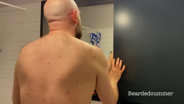 Beardedcummer: Papai urso depila a cabeça careca, sem porra
