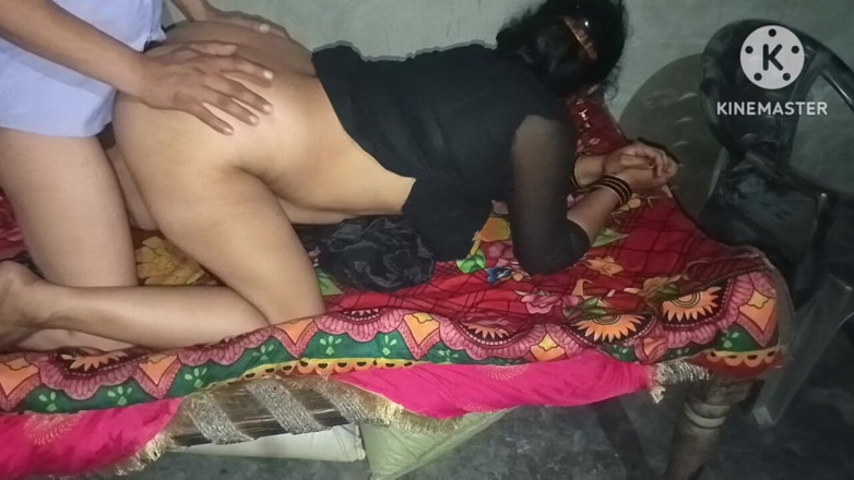 Kavita69: 印度大屁股家庭妻子每晚都需要鸡巴