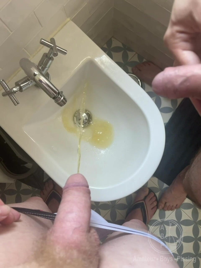 AmateurBoysPissing: Kompilace (2 scény): Amatérští chlapci spolu chčijí