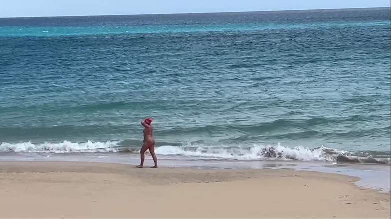 Emma Voyeur: 裸体海滩熟女帮助一个正在撸管的陌生人 - 射在她的屁股上
