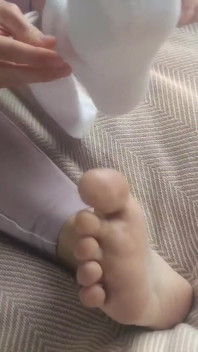 Ela sabe como dar prazer com os pés - sockjob-footjob vídeo