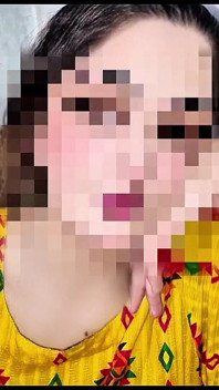 Heißes iranisches mädchen in enger gelber salwar Kameez massive möpse tittenfick und harter schwanz spielen echt selbstgedreht