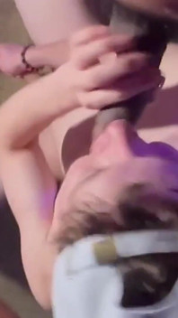Sexy kouření trojka se zrzavou hubenou twink a dvěma velkými pérovými tátkami