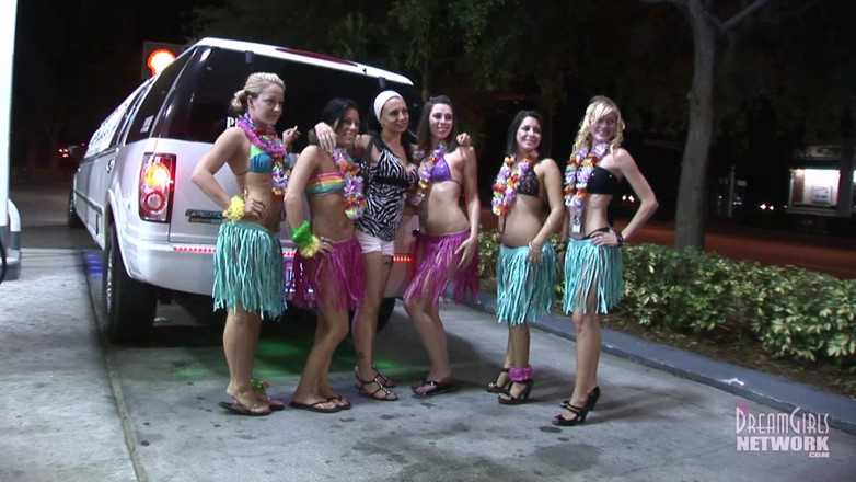Dream Girls: Gadis-gadis pesta berpakaian untuk Luau telanjang di limusin