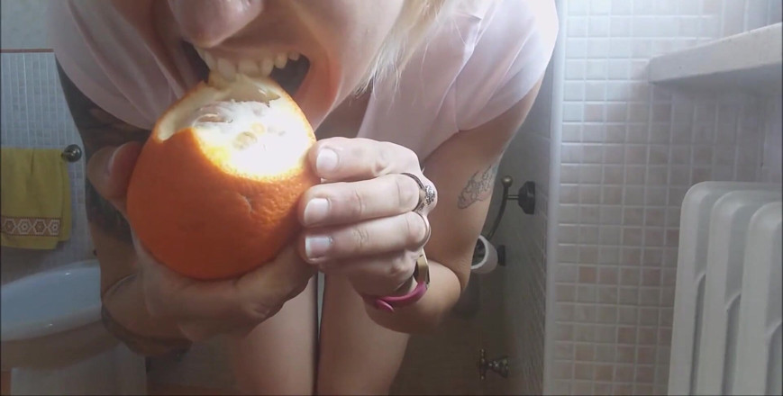 savannahamatoriale: Güzel bir çiş... Orange'da! Deli ya da sapık olmalıyım