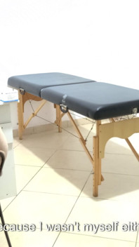 Proctologist melakukan pemeriksaan anal pada pasien sembelit
