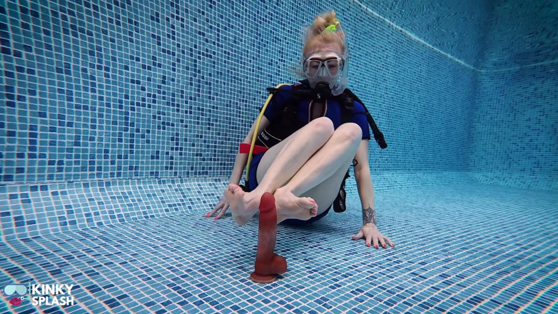 UKCuteGirl Lucy Lauren: ногами под водой