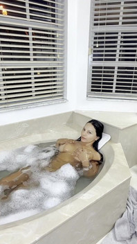 Pantat besar melantun dildo dan bermain pepek tab mandi miang