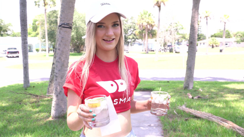 Doorsmash: La blonde Daisy Lavoy livre sa chatte étroite à un roi assoiffé