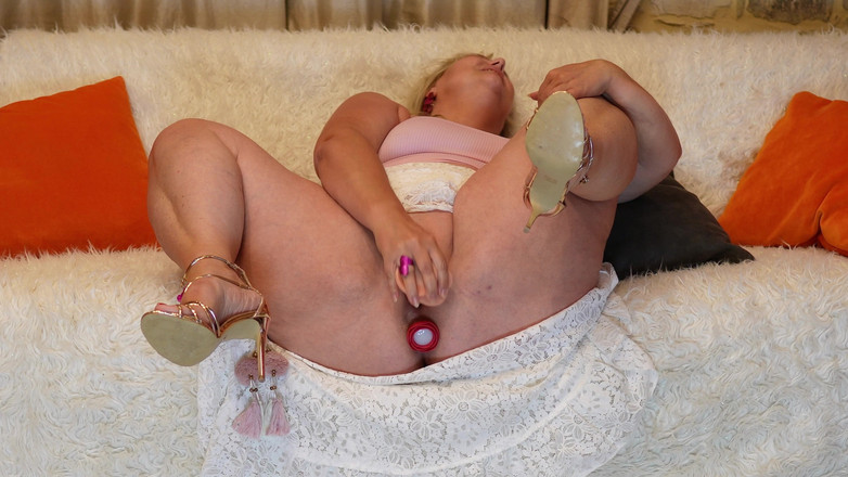 Lena Cox: Hluboká hra s robertkem a nekonečné stříkání na gauči