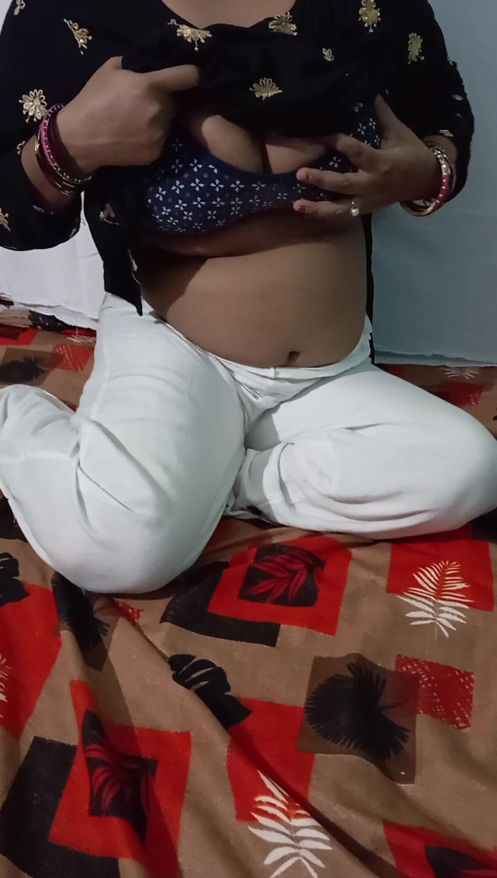 Manjushukla: देसी भारतीय लड़की अपनी चूत चूस रही है