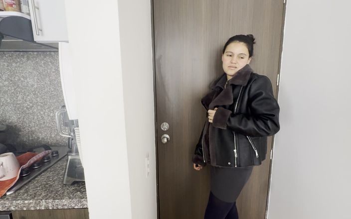 scarlettandc: Mi Esposa llego del trabajo sudorosa con su vestido，tacones y...