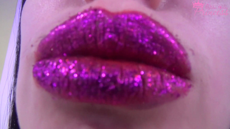 Goddess Misha Goldy: Brilhante provocação de batom roxo