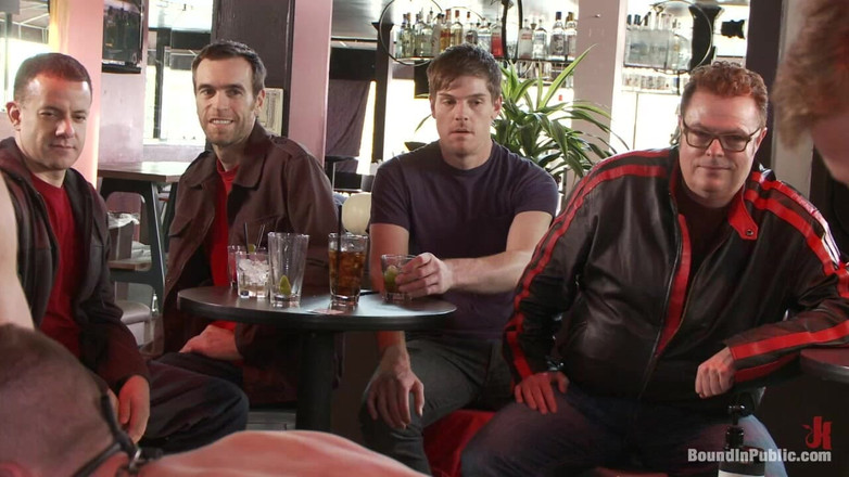 Bound in public: 肌肉壮男在饥渴的午餐人群面前使用和操他的男孩。