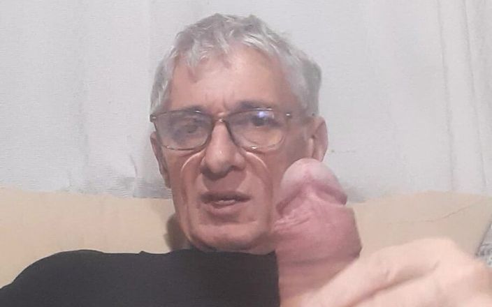 Big uncut hard cock: 为你撸管我自己