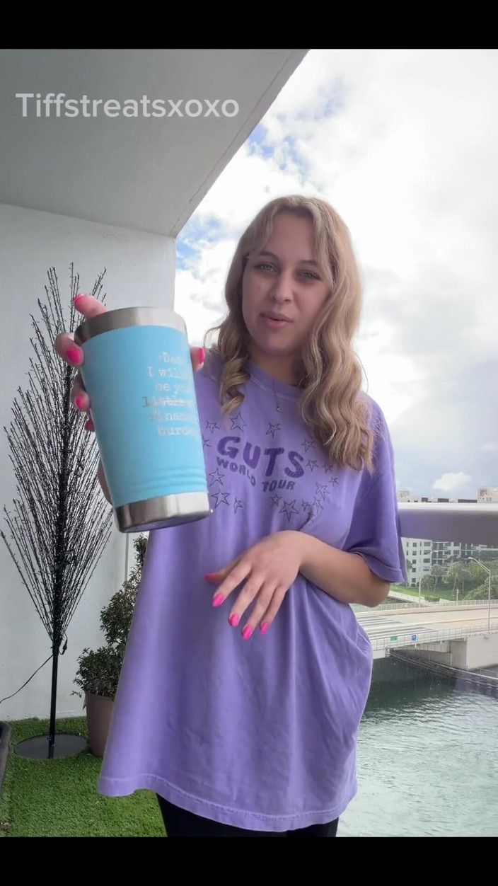 Tiffstreatsxoxo: Pisciare una tazza di caffè sul balcone!
