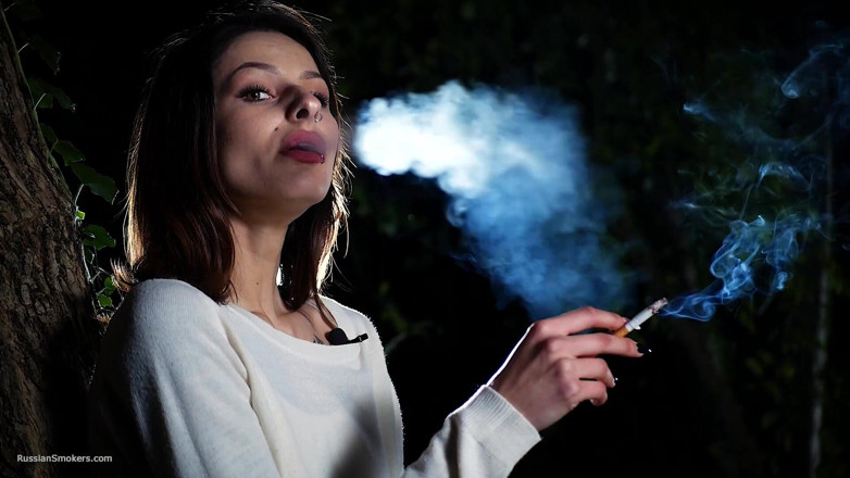Russian Smokers: ฉากสูบบุหรี่สาวรัสเซียเซ็กซี่นอกบ้าน