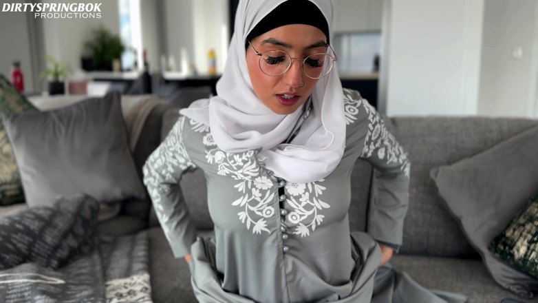 Aaliyah Yasin: 無邪気なメイドAaliyah Yasinは大人のおもちゃを発見します