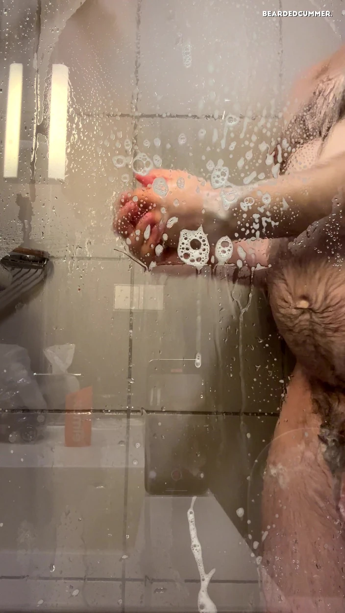 Beardedcummer: Волохатий ведмідь приймає душ і демонструє великий живіт
