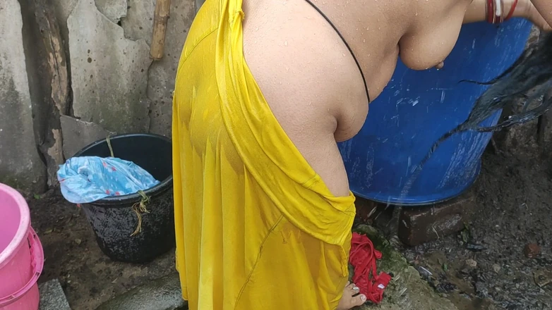 Anita yadav: Suri rumah India bermandi di luar dan mandi bogel seksi