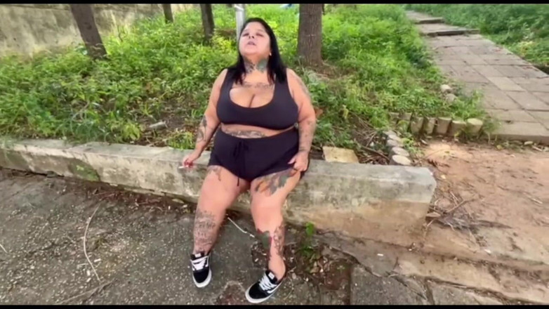 Mary Jhuana: Богиня BBW курить сигарету на людях