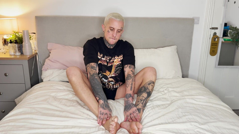 Tatman Quinn: Melancap solo dengan air mani pada kaki