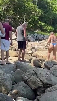 Terk edilmiş plajın izinde tanga bikinili sıcak esmerler lezzetli