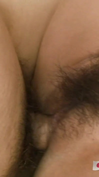 La ragazza giapponese con le belle tette riceve una grande sborrata dentro