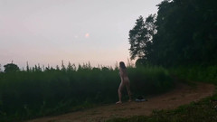MissPopa: 抚摸路边的阴户。这是冒险的
