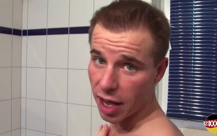 123XXX - 100% Amateurs: Gruba blondynka z Niemiec Spryskanie jej piersi