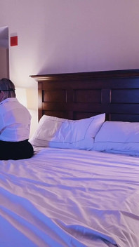 Doppelzimmer mit einem jungen latino-typen