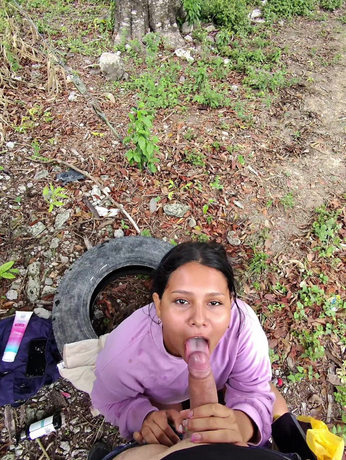 EMY_AND_JONH: Am vrut să-i sug pula și să-l pun să mă fută în...